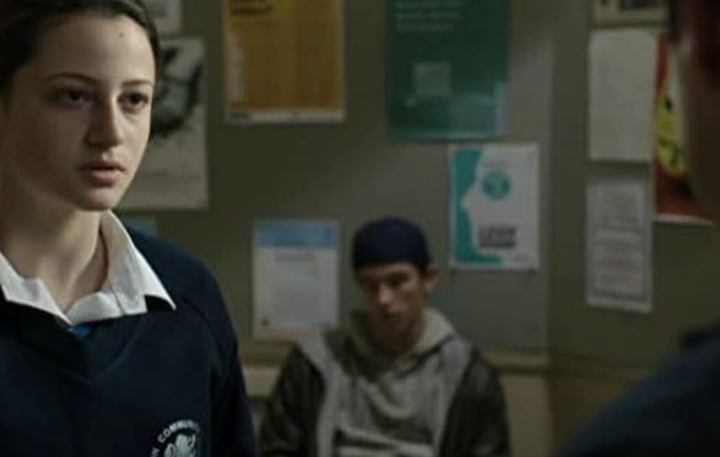 Avigail Tlalim e Callum Turner na cidade