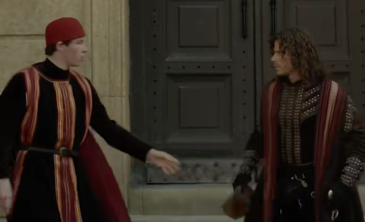 Callum Turner e François Arnaud em Os Bórgias