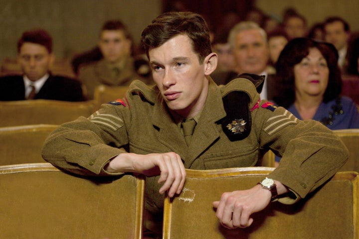 Callum Turner no filme Queen And Country de 2014