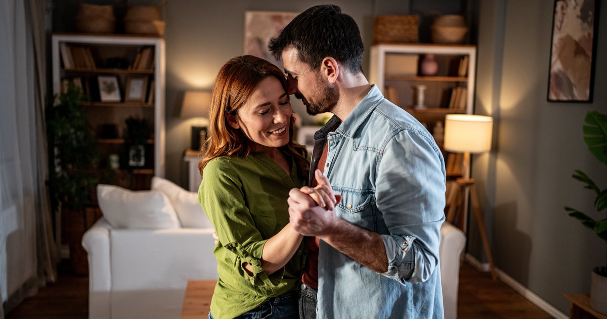 'Retromancing' Is A Throwback Answer To Everyone's Online Romance Fatigue