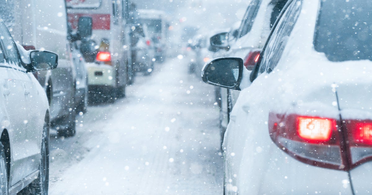 「危険かつ迷惑行為」“雪道スタック車”の現場写真を国交省が公開、ノーマルタイヤは法令違反