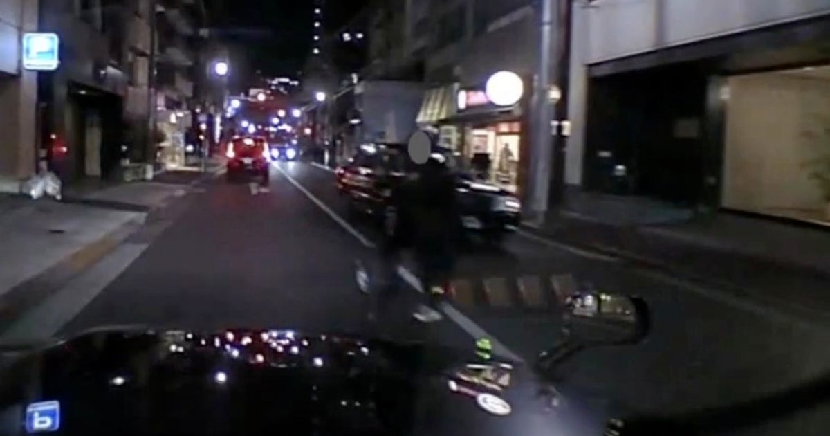 夜、黒い服はここまで見えない…。静岡県警のドラレコ映像が突きつける「見えているはず」の危険