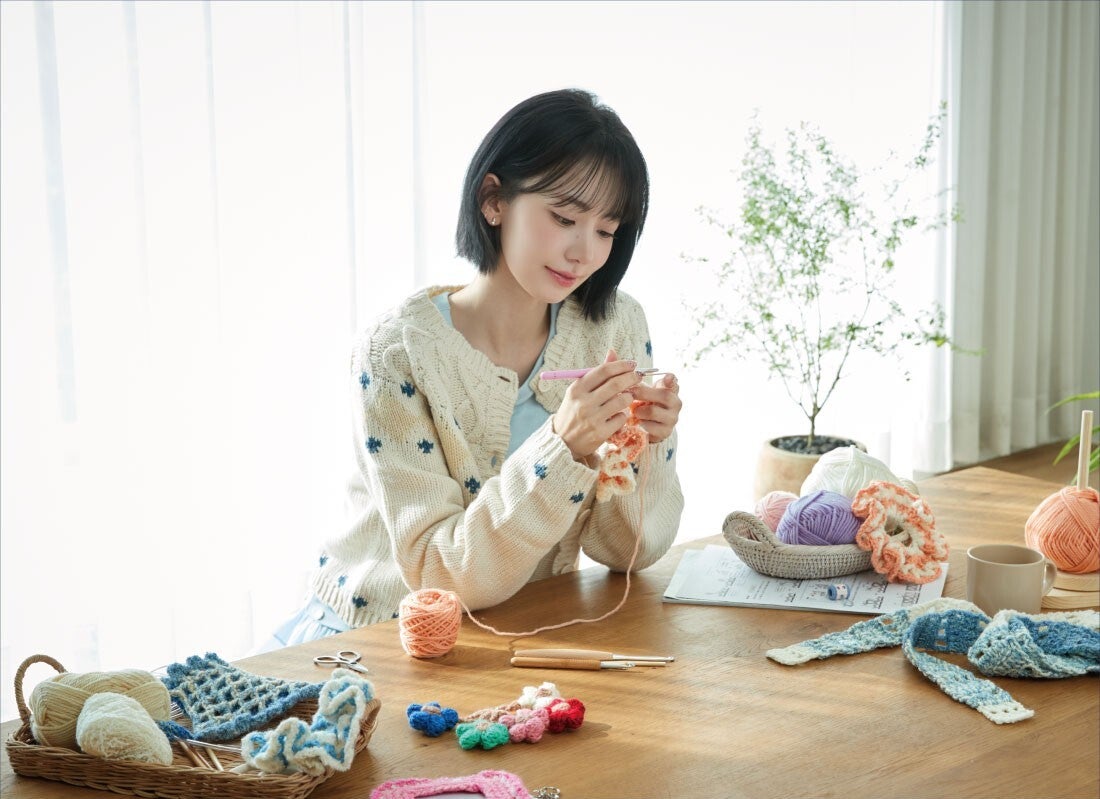 画像】LE SSERAFIM 宮脇咲良、“編み物愛”から生まれた手作りコラボ