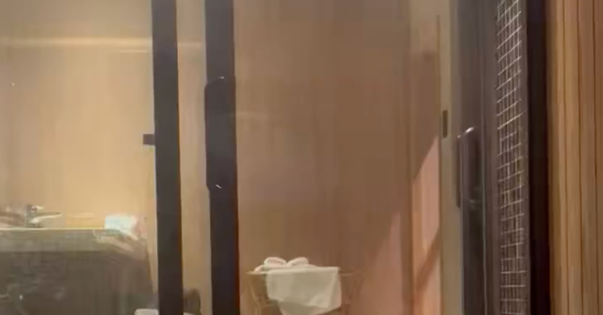 初めての旅行、飼い主がお風呂に入ると⇨愛犬の“健気すぎる行動”に「表情がたまらん」「忠犬…」と反響