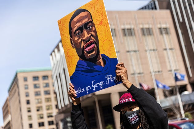 ヘネピン郡政府センター前で行われた抗議集会。参加者たちは、ジョージ・フロイドさんや、その他の人種差別事件の犠牲者を追悼するプラカードを掲げていた。（米ミネソタ州ミネアポリス、2021年3月28日）