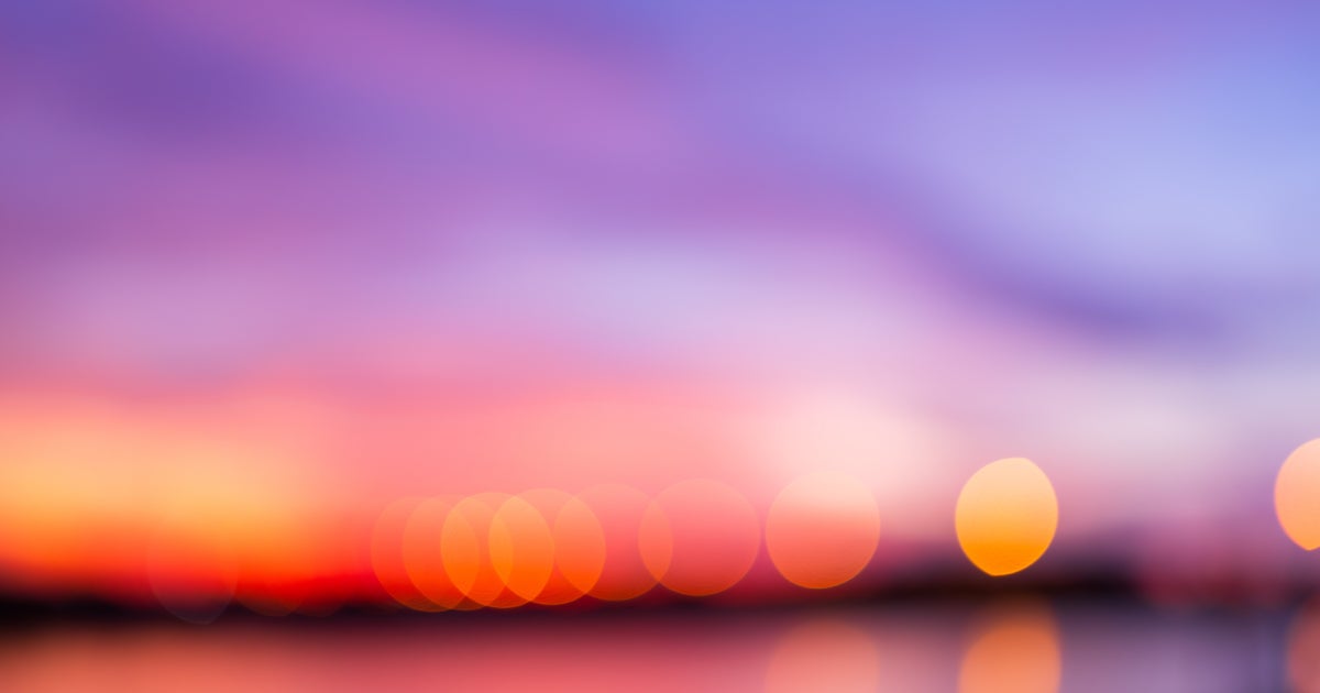 異界に迷い込んだかのような夜。ピンクの空が英バーミンガムを覆った原因は...