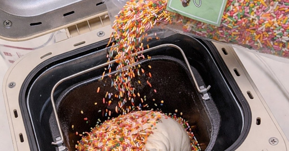 食パン生地にカラーチョコを混ぜたら…⇨カラフルすぎる仕上がりに「子どもの頃に食べたかった」