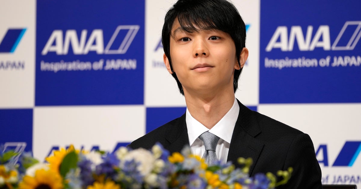 羽生結弦、「防災」に使える公式グッズに絶賛の声。「素晴らしい発想」「ブランケットは本当に助かる」