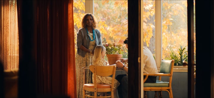 Crystal Fox como Alice em uma cena do filme "Dele e dela" final.
