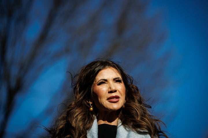 Kristi Noem, secretaria del Departamento de Seguridad Nacional de Estados Unidos (DHS), habla con miembros de los medios de comunicación frente a la Casa Blanca en Washington, DC, Estados Unidos, el jueves 15 de enero de 2026. Los funcionarios de Minnesota están demandando por el "aumento sin precedentes" de las autoridades de inmigración estadounidenses en el estado, llevando a la administración Trump a los tribunales días después de que un agente federal disparó y mató a una mujer de Minneapolis. Fotógrafo: Samuel Corum/Sipa/Bloomberg vía Getty Images