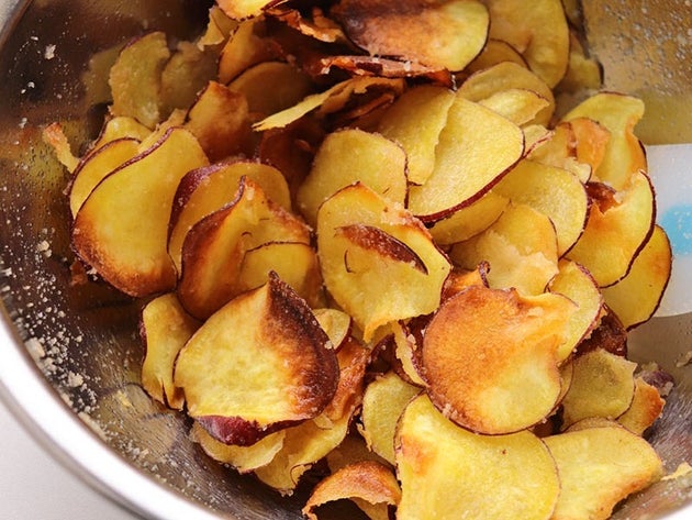 挙げずに作れる“揚げ物風”の「さつまいもチップス」