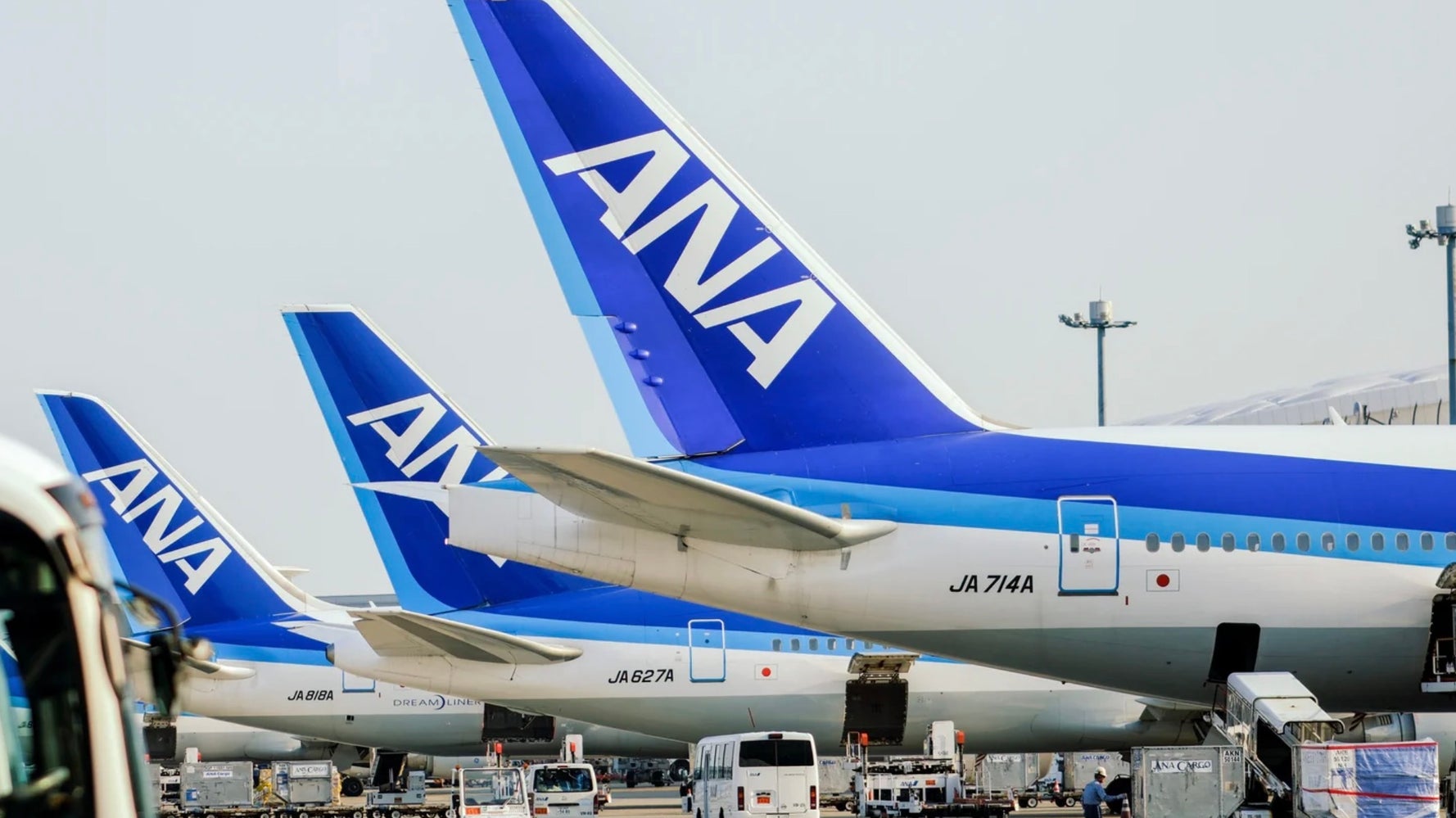 ANA×ファミリアの限定コラボグッズ→ファミちゃんが紹介し「可愛すぎ 