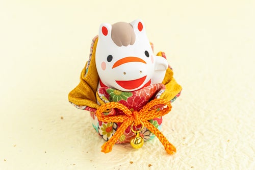 馬が描かれた「丙午」記念メダルも。「記念日貨幣セット」の受け付けが