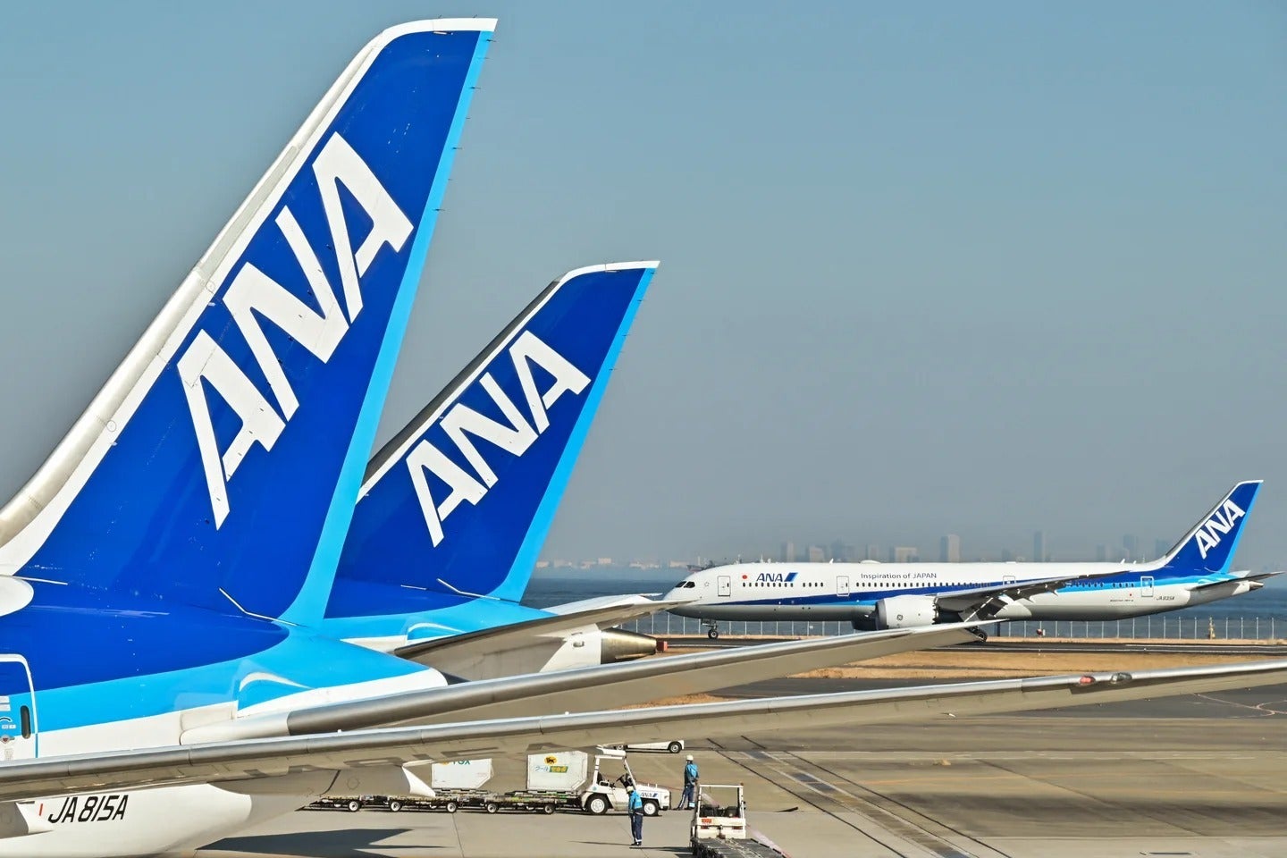 日本代表が乗る飛行機を見送るANA職員の姿に「泣きそう」「最高の景色」の声。背番号12のユニフォームでお見送り【ワールドカップ】