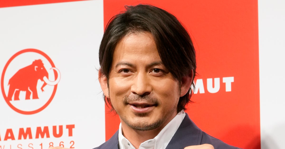岡田准一、中島健人に“壁ドン”されるも“技”をかけていた「ハグより締め技に見える」「背中折ろうとしてる?」