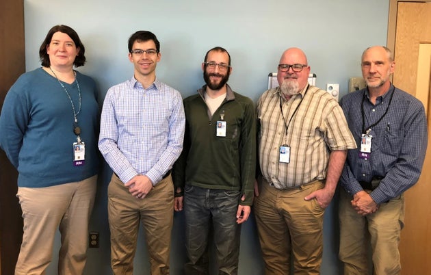 写真中央のアレックス・プレッティさんは、米退役軍人省で研究者としても働くICUの看護師だった。