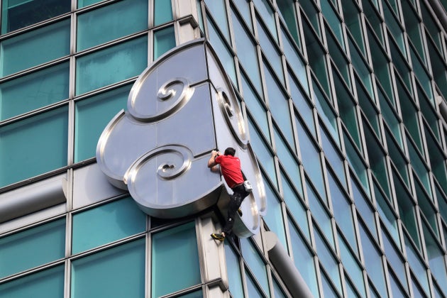 「台北101」を安全器具なしで登るアレックス・オノルドさん＝2026年1月25日、台北