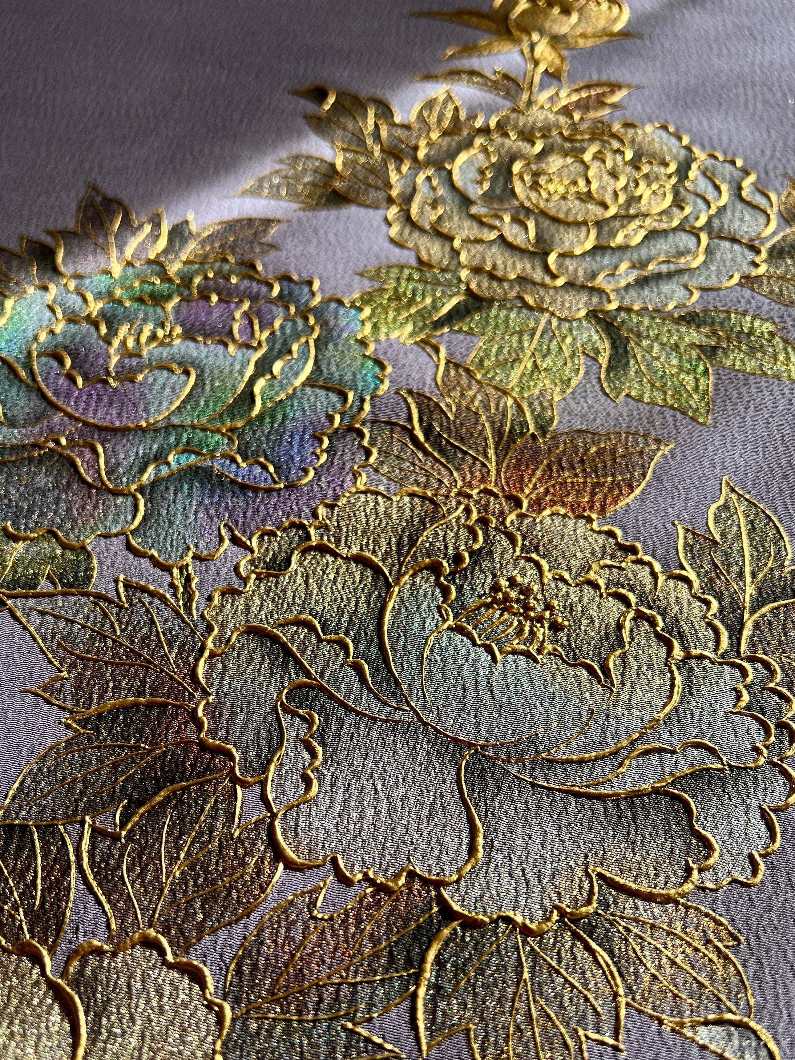 一見、刺繍に見える？着物を華やかに彩る「金彩」に「手書きのぷっくり