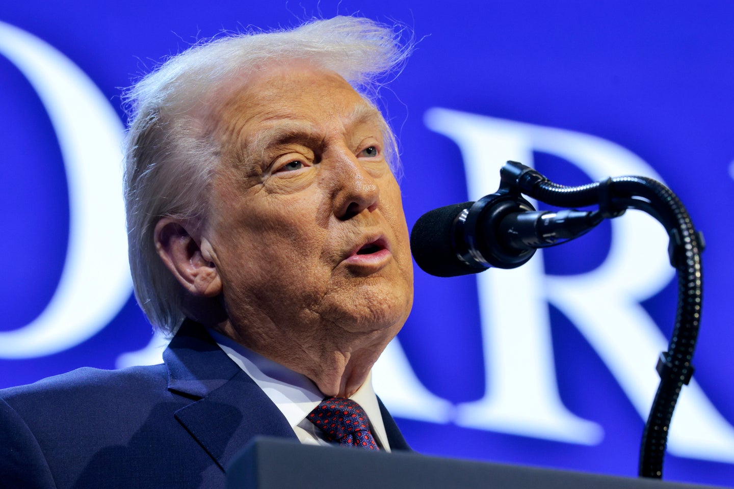 トランプ主導「平和評議会」のロゴが嘲笑の的。「国連ロゴの色と地図を変えただけのパクリ」 | ハフポスト WORLD