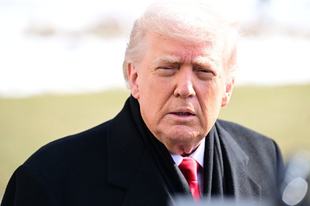 ホワイトハウスを出る前に記者団の質問に答えるトランプ大統領（2026年1月27日）