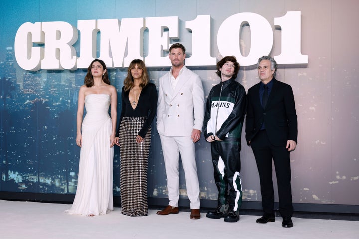 Elenco do Crime 101 reunido na quarta à noite