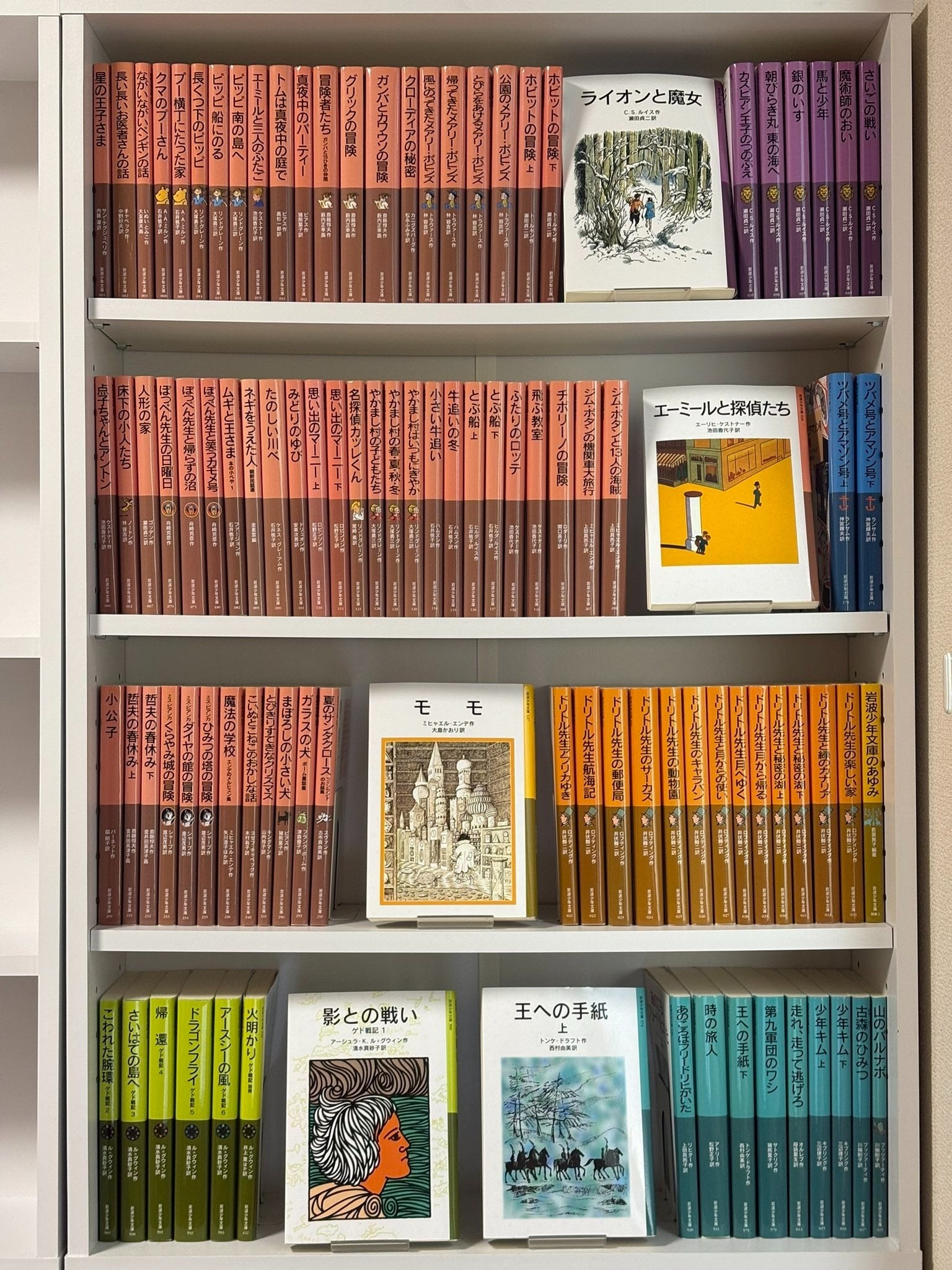 1年かけて岩波少年文庫100冊を読破⇨本棚ぎっしりの投稿に「懐かしい本