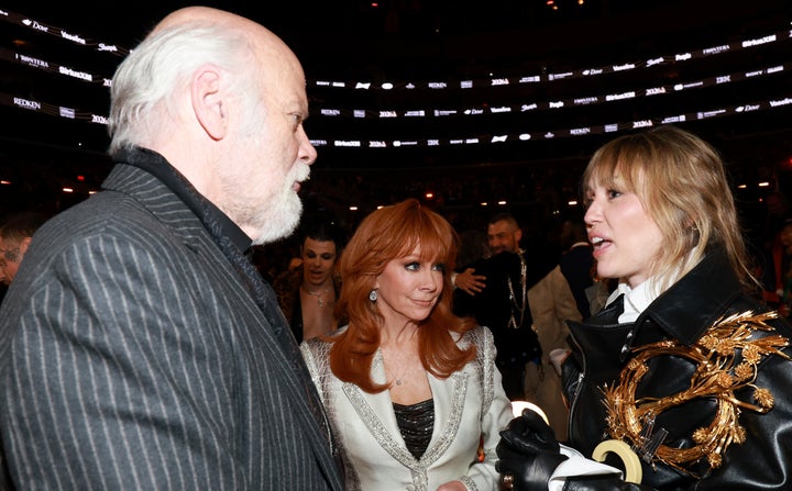 (LR) Rex Linn, Reba McEntire and Miley Cyrus chatted between performances.