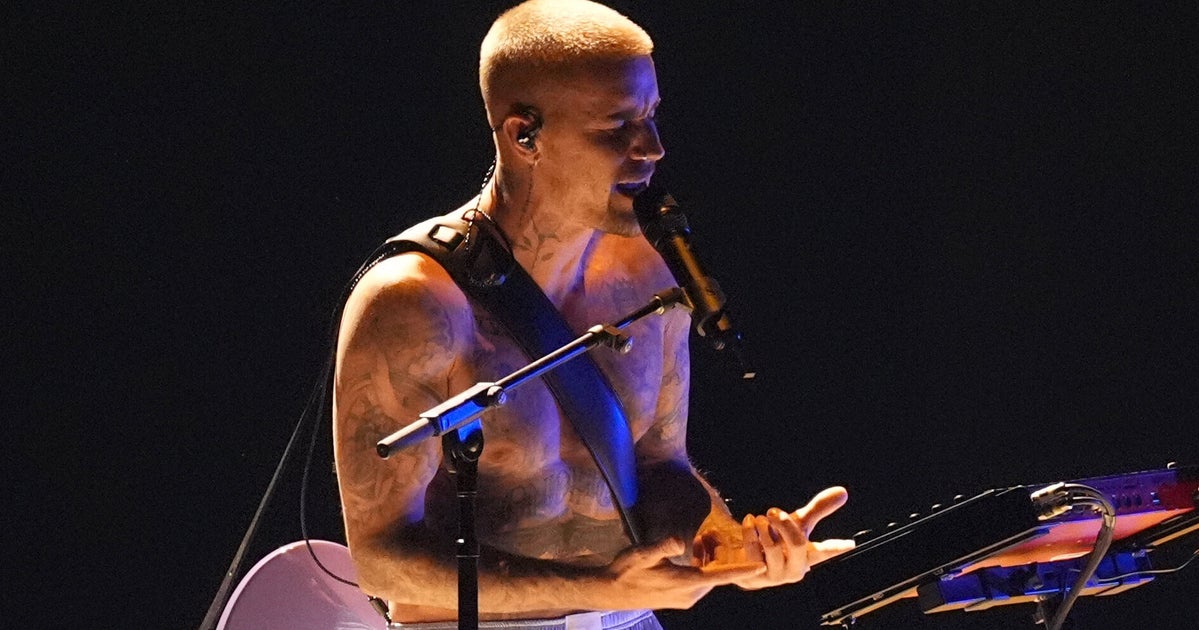 Justin Bieber Hits The Stage In Just Boxers For First Grammys Performance In 4 Years