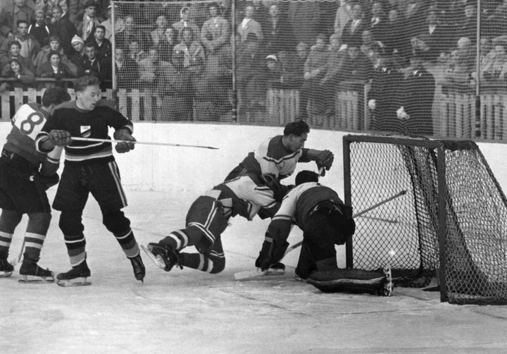 Goal scene from an ice hockey match between the Federal Republic of Germany and Austria.