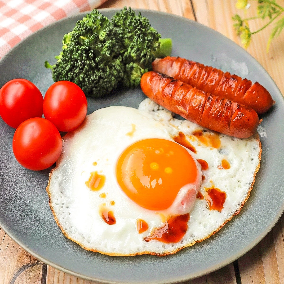 【目玉焼きはアレを入れて！】パチパチ問題も即解決。普通の作り方には戻れない、卵がご馳走に「化ける」レシピ3選