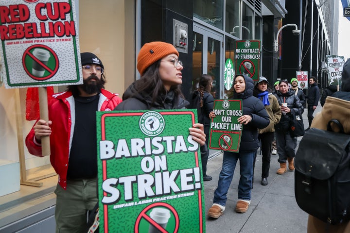 Starbucks Workers United members and supporters picket outside a Starbucks store in New York, US, on Friday, Nov. 21, 2025. The union said baristas from 30 more stores planned to join the strike Thursday, bringing the total number of stores with striking workers to 95 in 65 cities, AP reports. Photographer: Michael Nagle/Bloomberg via Getty Images