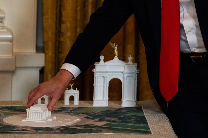 A model of the arch Trump wants to build.