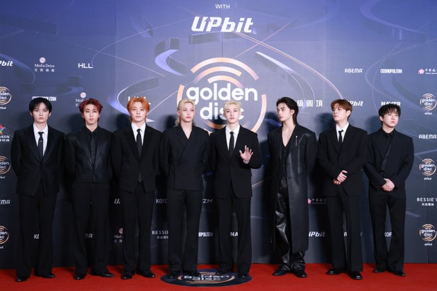 『知ってるお兄さん』は高校の教室が舞台。Stray KidsやTWICEなど人気アイドルも出演している。