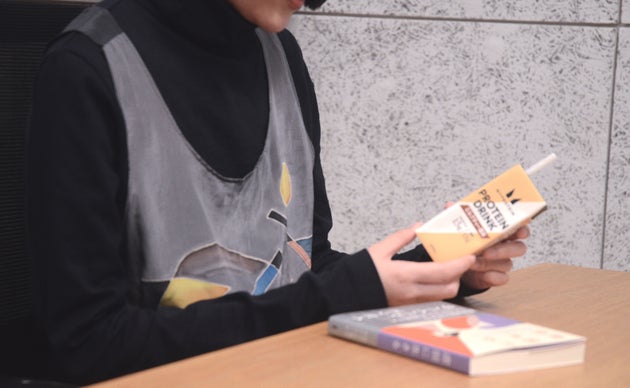 健康のため、インタビュー時も「プロテインドリンク」を持参していた絶対に終電を逃さない女さん。