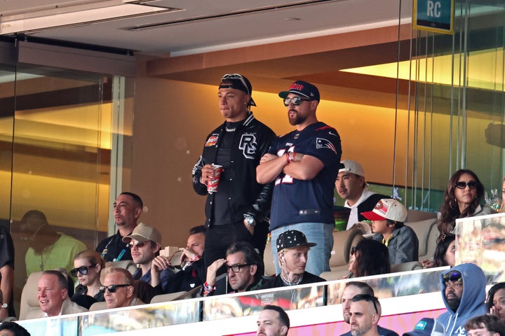 Emma Roberts, Kevin Costner, Chase DeMoor, mgk et Jessica Alba au Super Bowl LX