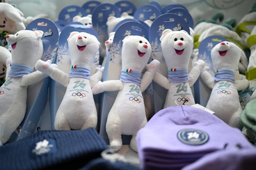 ミラノ五輪公式マスコット「ティナ」「ミロ」ぬいぐるみ、日本でまだ