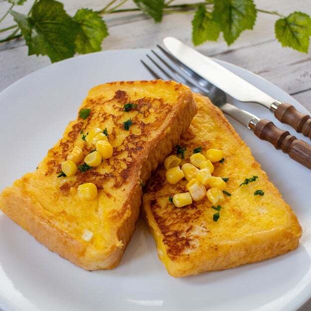 フレンチトーストにコーンスープの素を混ぜると…⇨優しい甘味がパンにじゅわっ！簡単おかず系レシピ3選