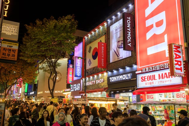 夜の明洞を歩く人々