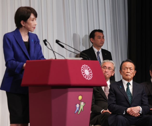 衆院選から一夜明け、記者会見する高市早苗首相（左端、自民党総裁）を見詰める麻生太郎副総裁（右端）