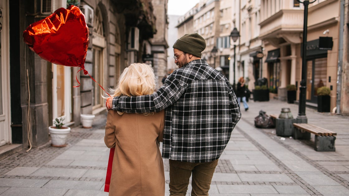 This Is What Couples Who Are Really In Love Look Like, According To Body Language Experts