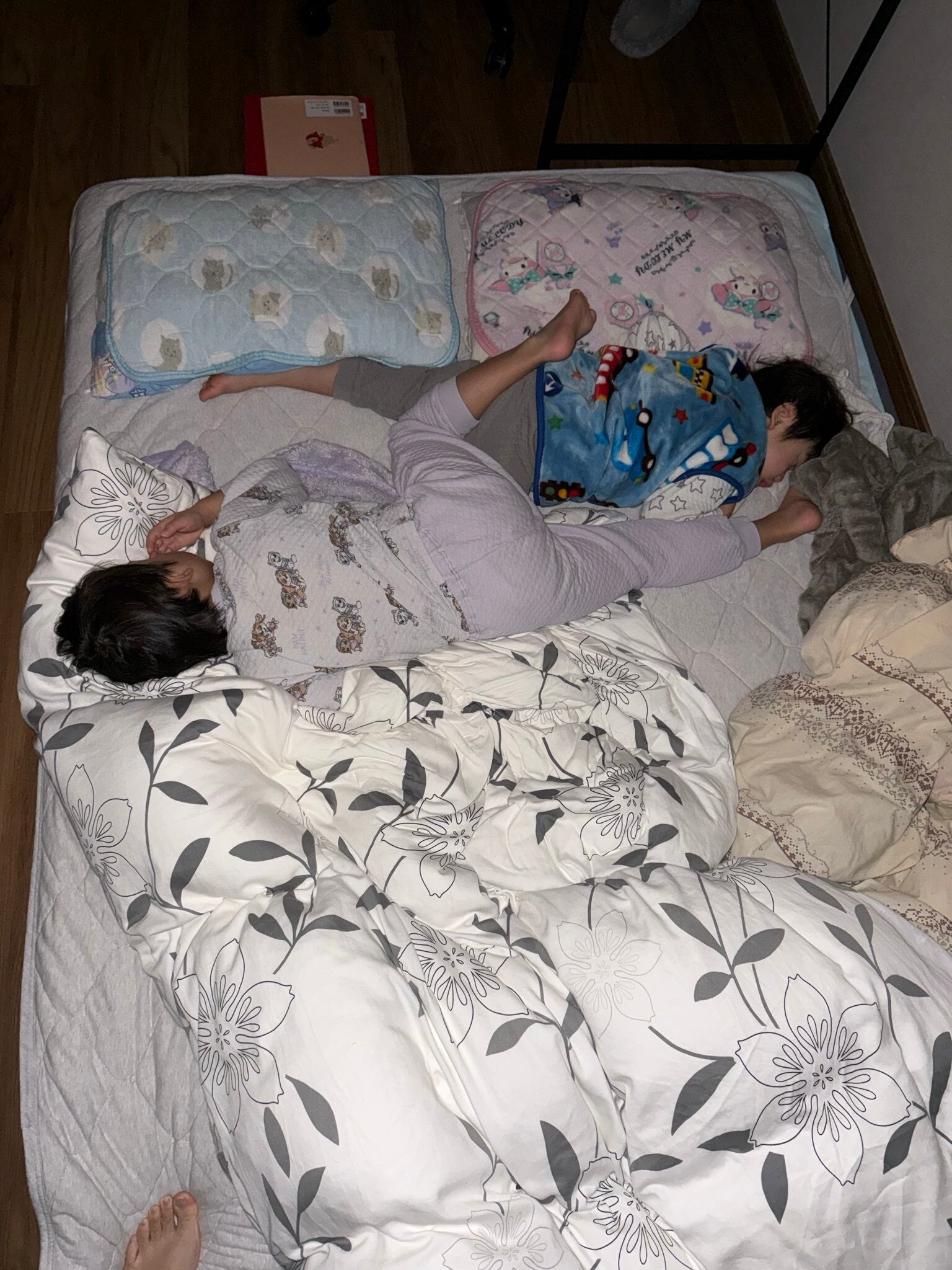 子どもの寝相、いつの間にこうなる？母が疑問を投じると⇨「うちの子も」「わずかな隙でも」全国共通だった