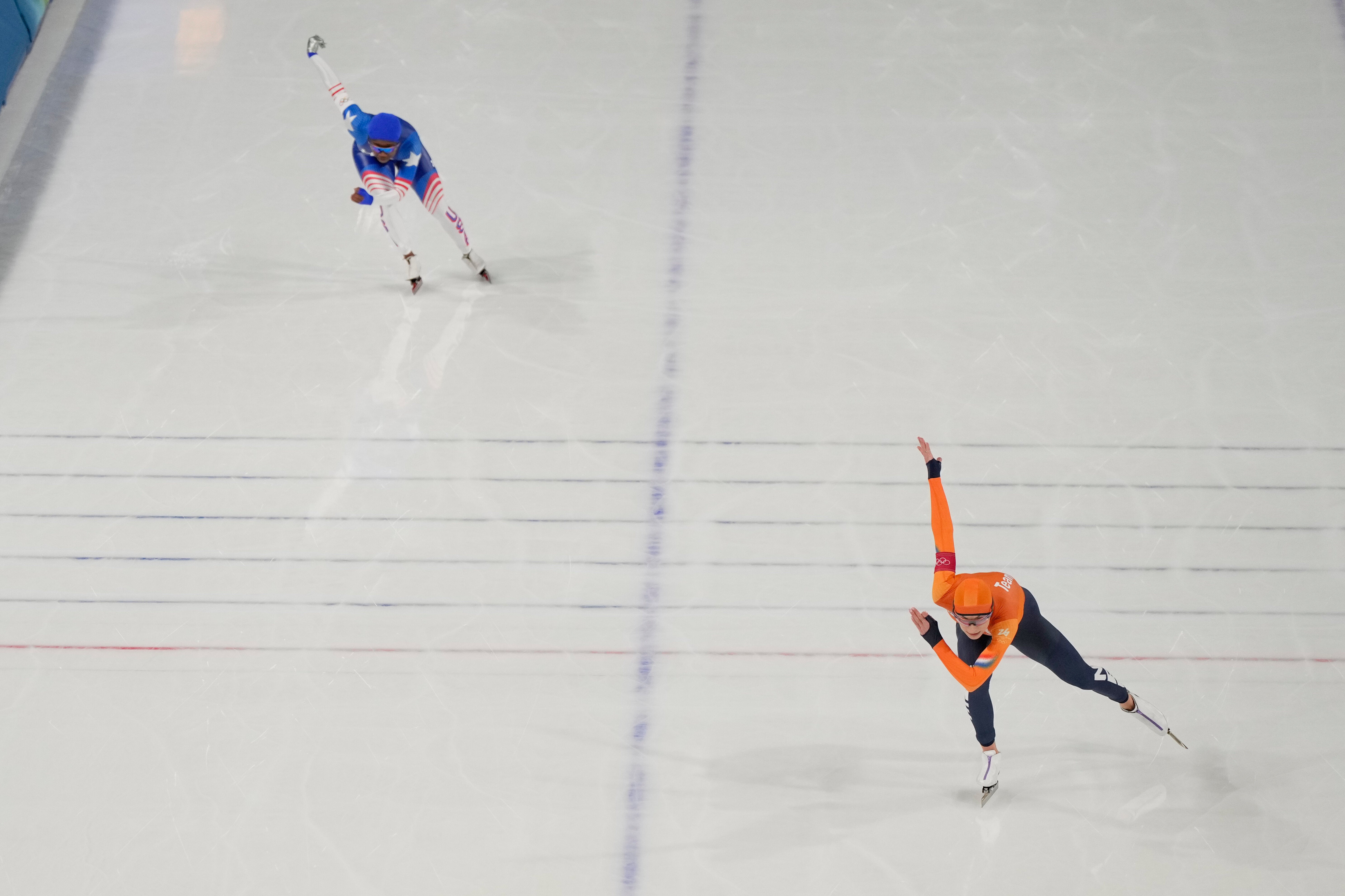 Netherlands' Femke Kok (right) and Team USA's Erin Jackson (left) compete in the women's 500-meters speedskating final in Milan, Italy on Sunday.