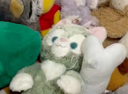 ぬいぐるみの山に“本物の猫”がいます⇨すっかり同化した様子に「擬態してるの？」「幸せそう」