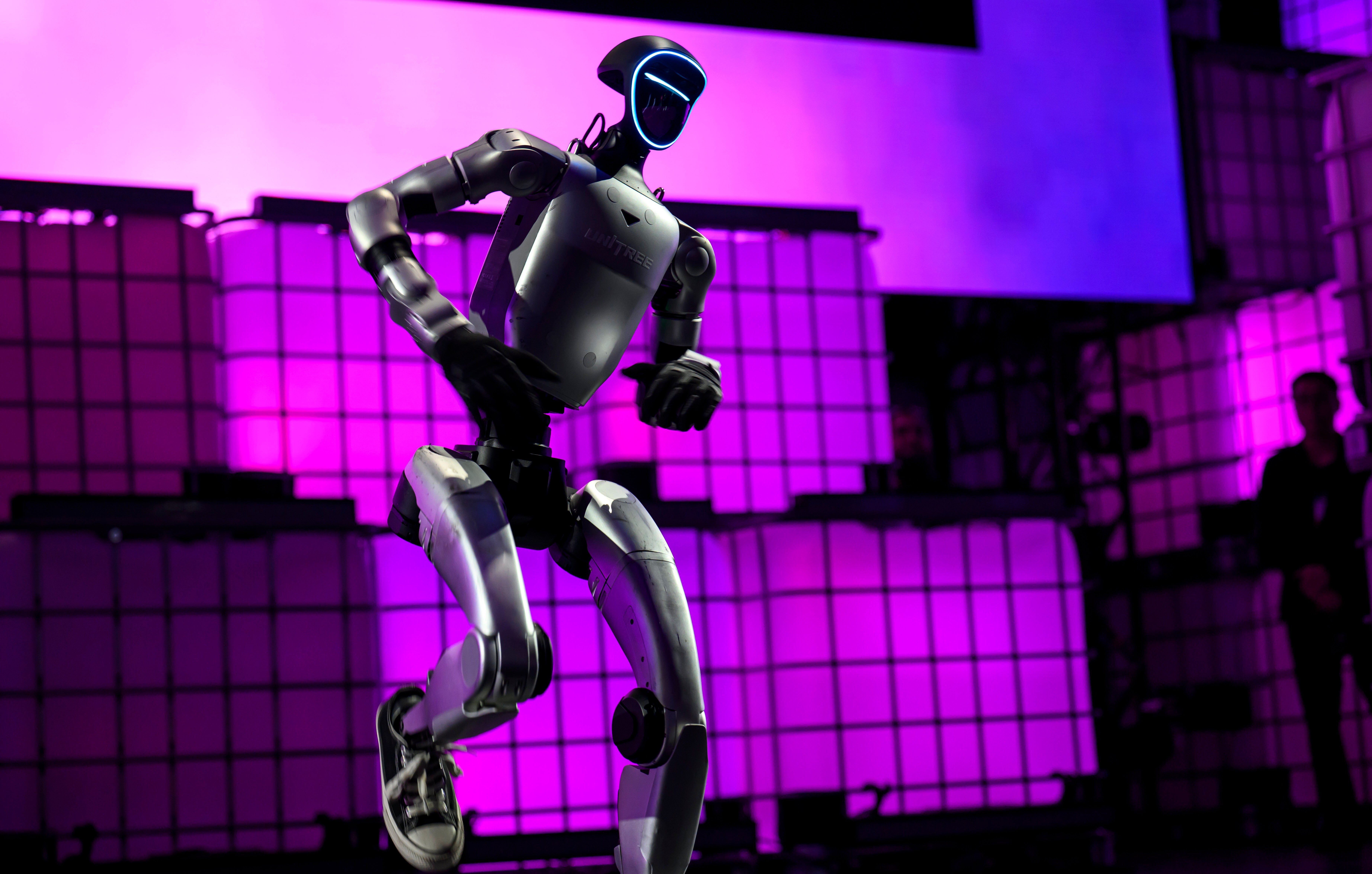 ロボットから“人間”に進化！？中国の年越し番組「春晩」で披露された人型ロボットの動きに驚愕