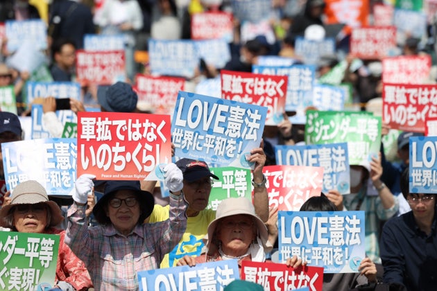 護憲派の集会で、憲法改正反対などを訴える参加者