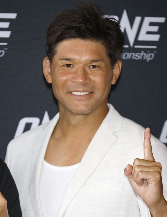 照英、東京・巣鴨で愛犬と“創業100年の老舗そば”を堪能⇨ペット同伴OKに「行ってみたい」「素敵」