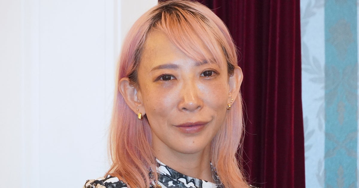 蜷川実花が沖縄で「海辺の夕日」を撮るとこうなる。鮮やかな青と赤の対比に「感動して胸がギュッとなった」と絶賛の声