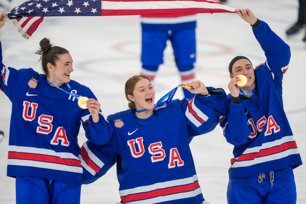 金メダルを祝うアイスホッケー女子アメリカ代表チームの選手ら（2026年2月19日）
