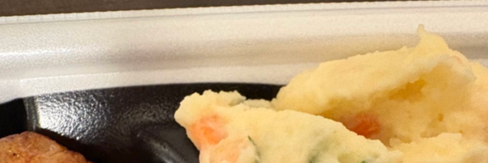 スーパーのお弁当の“ポテサラ”に驚きの刺客が…⇨「お怒りのポテヒヨコ」「想像力がすごい」と反響