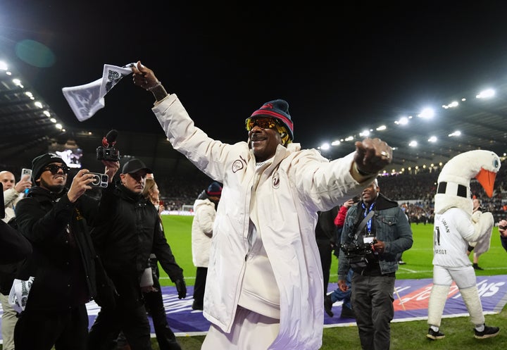 Thousands greet Snoop Dogg on his first visit to the Welsh football club he has invested in 1 American rapper and producer Snoop Dogg was given a guard of honor and greeted with twirling white towels on Tuesday in his first visit to Swansea City since becoming an investor in the Welsh team last year.